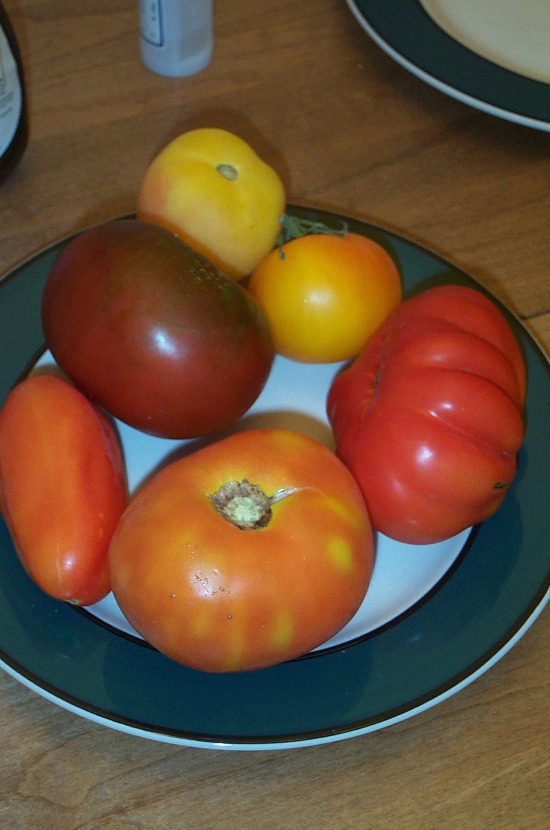 A selection of heirloom tomatoes — illustrative mix photograph, not the exact contents of the Eden seed packet; Stu Spivack, CC BY-SA 2.0